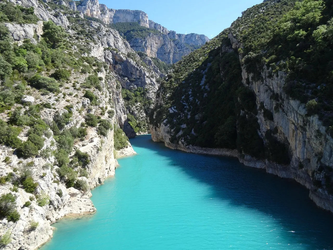 The turquoise Verdon river between high limestone cliffs