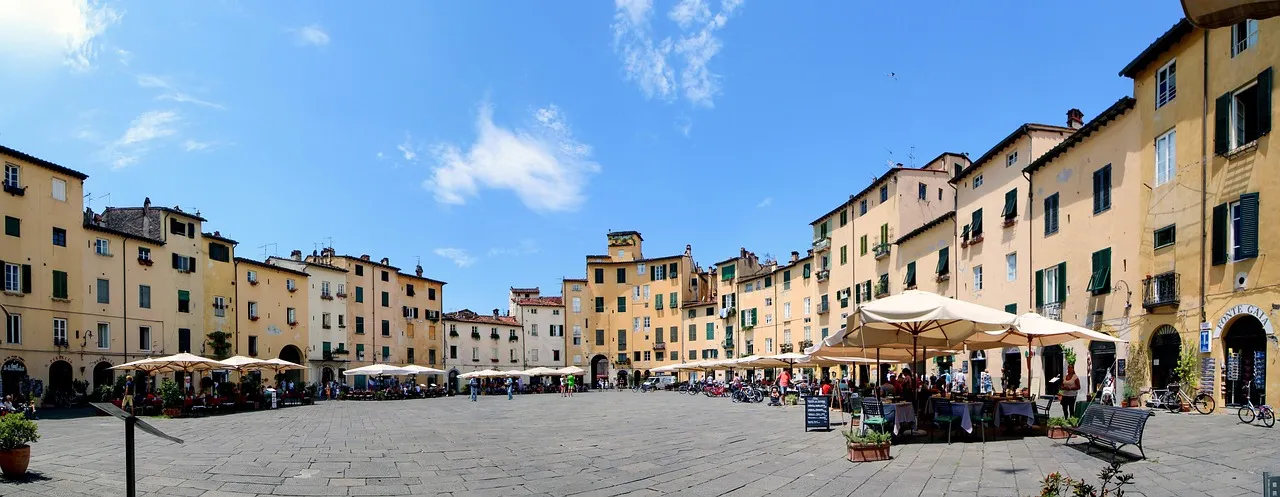 The oval Piazza dell'Anfiteatro in Lucca, lined with houses and cafés